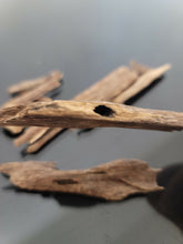 Load image into Gallery viewer, عود الند الرهيب عود الند الروحاني خشب عود الند الاصلي الطبيعي النادر جدا العود