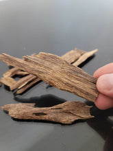 Load image into Gallery viewer, عود الند الرهيب عود الند الروحاني خشب عود الند الاصلي الطبيعي النادر جدا العود